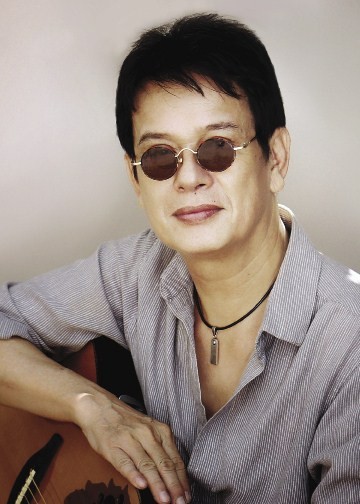 Tài năng âm nhạc của ông được người anh họ Nguyễn Tuấn Khanh phát hiện và đào tạo khi mới 15 tuổi.