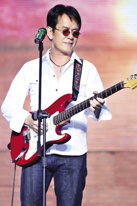Nhạc sỹ Đức Huy tên đầy đủ của ông là Đặng Đức Huy, sinh ra tại Sơn Tây, Việt Nam.