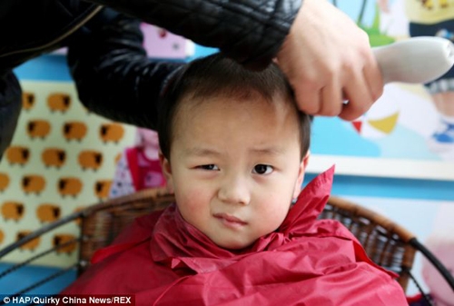 Khi được bố mẹ đưa đi cắt tóc, nhiều em bé tỏ ra vô cùng thích thú nhưng cũng có một số trẻ lại sợ sệt thậm chí là khóc thét.