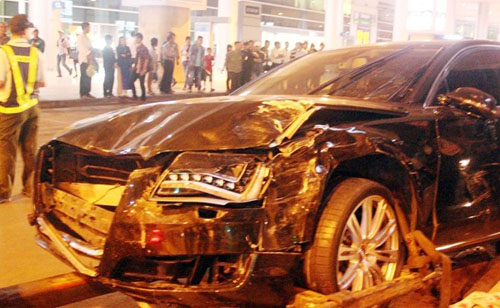 Chiếc Audi A8 bị hư hỏng nặng phần đầu, 2 xe bị tông trúng cũng bị hỏng phần đuôi.