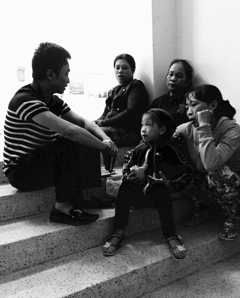 Cường đô la chia sẻ ảnh ngồi bên gia đình nạn nhân trong vụ tai nạn xe tại sân bay Tân Sơn Nhất.