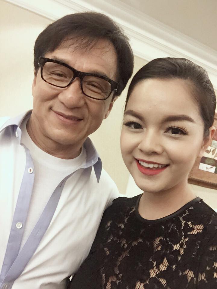 Trương Quỳnh Anh khoe ảnh chụp cùng Thành Long khi dự ra mắt phim tại Malaysia.