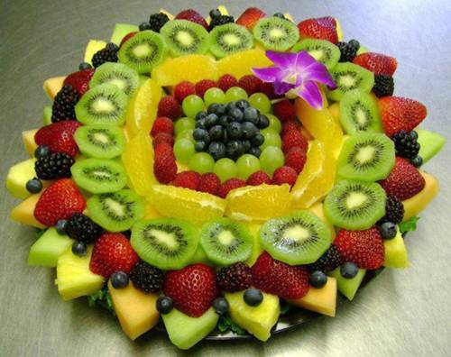 Cách trang trí đĩa hoa quả rất đơn giản mà bắt mắt.