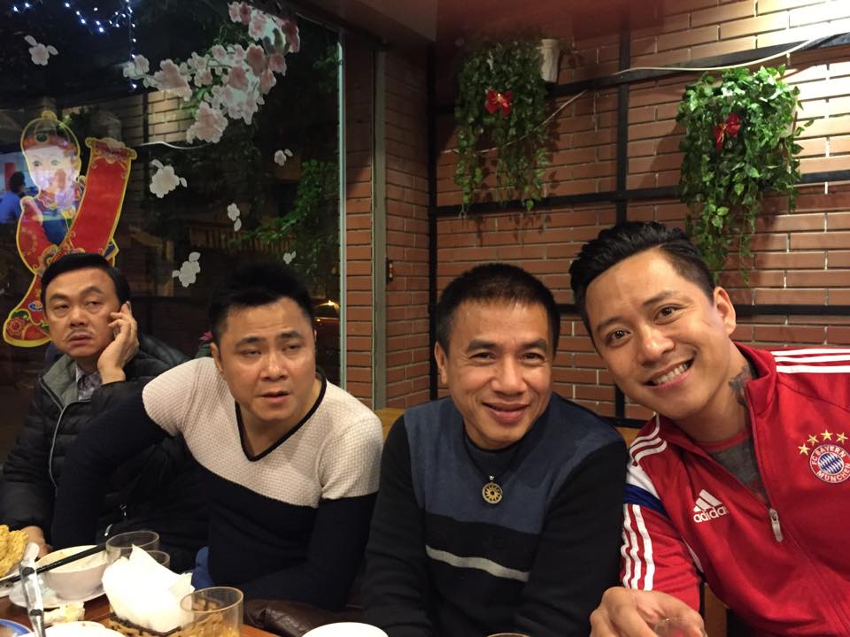 Tuấn Hưng mời các 'Táo quân năm 2015' về quán bia của mình để liên hoan, đêm ghi hình 'Gặp nhau cuối năm - Táo quân năm 2015' thành công.