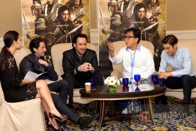 Phạm Quỳnh Anh tham dự họp báo ra mắt phim bom tấn Dragon Blade - Kiếm Rồng tại Malaysia.