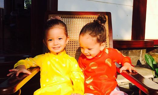 Hai bé sinh đôi nhà diva Hồng Nhung trông rất giống nhau khi mặc áo dài.