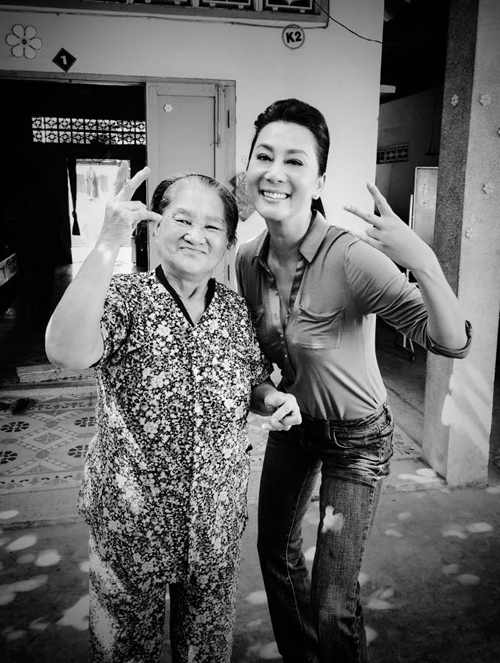 MC Kỳ Duyên rạng rỡ bên một cụ bà khi tới thăm trung tâm bảo trợ người già Thiên An tại Thủ Đức, TP HCM.