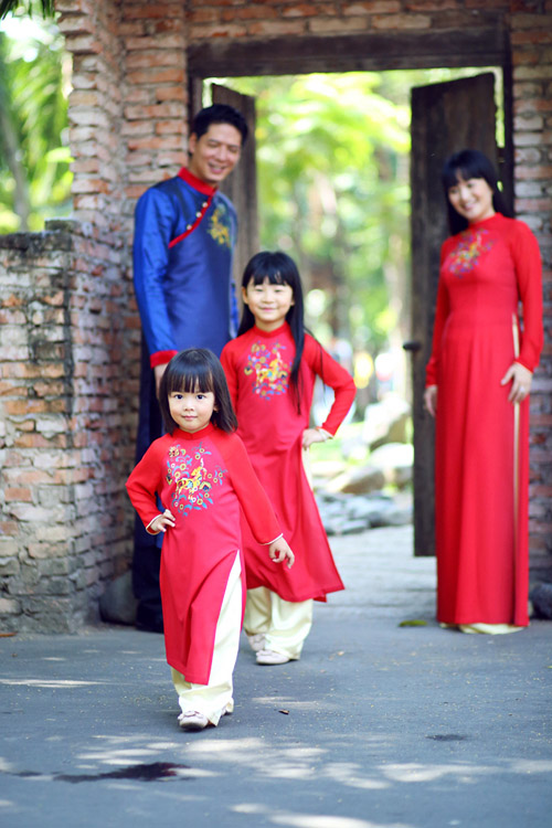 Nhân dịp Tết Ất Mùi, cả gia đình diễn viên Bình Minh cùng nhau diện áo dài xuống phố.