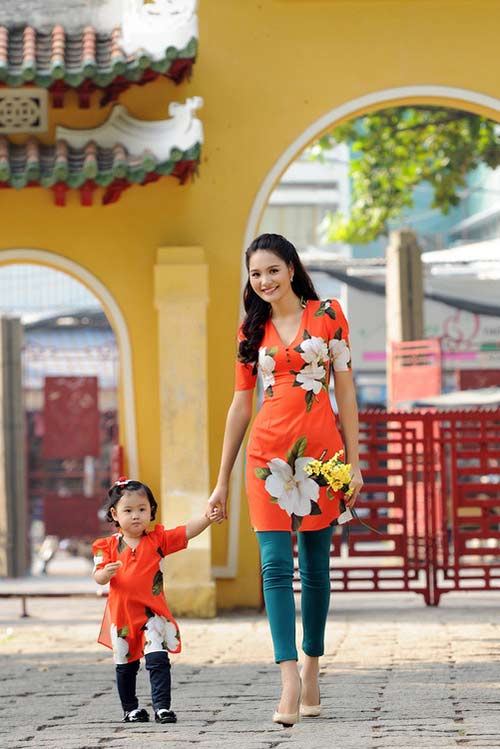 Mới đây, mẹ con Hoa hậu Hương Giang vừa được mời làm mẫu ảnh cho bộ sưu tập mới.