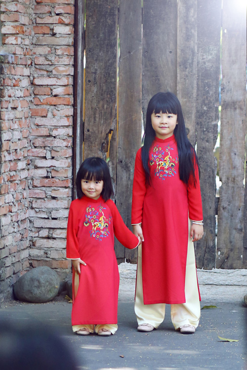 Hai bé An Nhiên (phải) và An Như rất thích chụp ảnh. An Nhiên gần 5 tuổi, còn An Như hơn 2 tuổi.