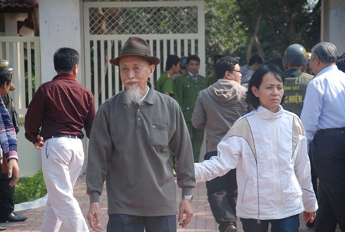 Nhiều người cao tuổi cũng đến chia buồn cùng gia đình ông Nguyễn Bá Thanh.