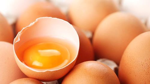 Lòng trắng trứng gà sống khi ăn vào cơ thể rất khó hấp thu. Trong trứng gà sống có các chất làm cản trở sự hấp thu dinh dưỡng cơ thể và phá hoại công năng tiêu hóa của tụy tạng.