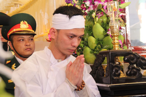 Anh Nguyễn Bá Cảnh (con trai cả của ông Nguyễn Bá Thanh) bùi ngùi bên lễ tiễn đưa thân phụ mình.