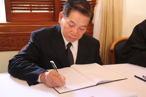 Nguyên Chủ tịch nước Nguyễn Minh Triết đến viếng và viết cảm tưởng vào sổ tang của ông Nguyễn Bá Thanh.