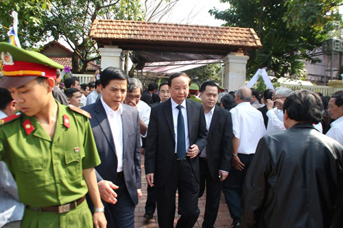 Ông Tô Huy Rứa (Ủy viên Bộ Chính trị, trưởng Ban tổ chức Trung ương) đến viếng ông Nguyễn Bá Thanh.