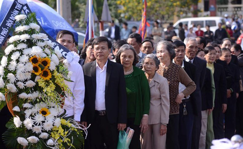 Dòng người vẫn đổ về nhà ông Thanh trên đường Cách Mạng Thang Tám mỗi lúc một đông.