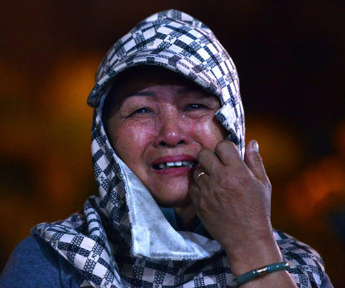 Bà Nguyễn Thị Dung (60 tuổi, ngụ đường Châu Thượng Văn, quận Hải Châu) bật khóc nức nở khi vừa tới trước cổng nhà ông Nguyễn Bá Thanh khi đã 23h.
