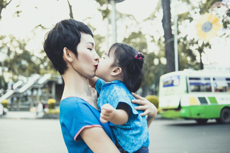 Siêu mẫu Xuân Lan vừa đăng tải những hình ảnh hạnh phúc khi hai mẹ con dành tặng nhau những nụ hôn ngọt ngào trong ngày Valentine.