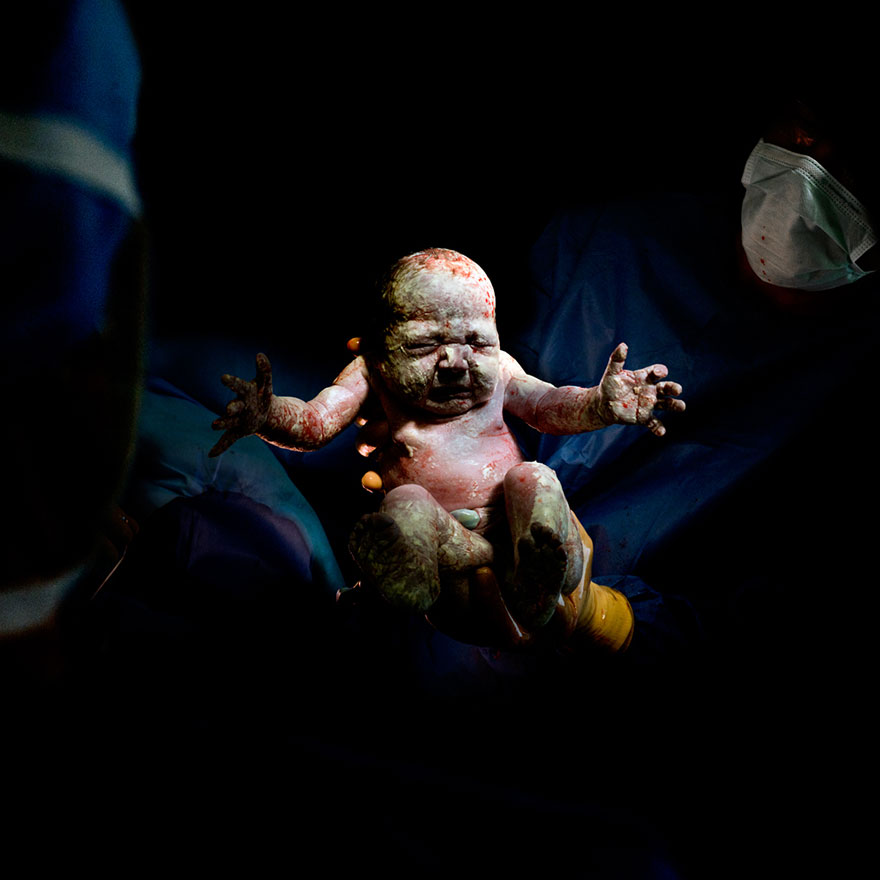 Nhiếp ảnh Christian Berthelot bắt đầu đam mê chụp khoảnh khắc đầu đời của các em bé sau khi chứng kiến cậu con trai của mình chào đời.