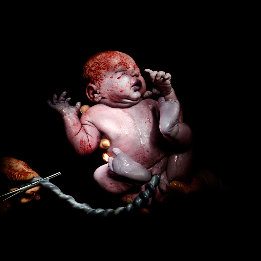 Khoảng khắc của cậu bé Mael 18 giây sau khi chào đời.
