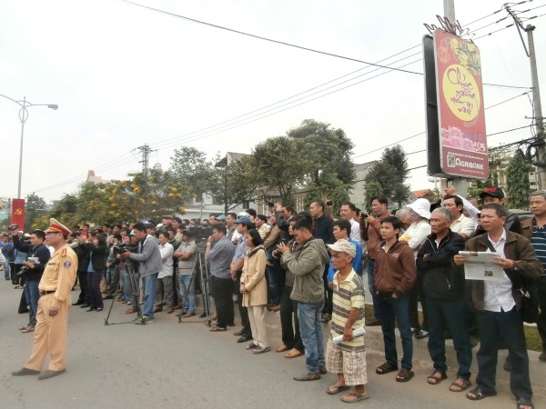 Sáng nay (16/2), rất nhiều người dân đã có mặt trước khu vực nhà ông Nguyễn Bá Thanh chuẩn bị dự lễ truy điệu.