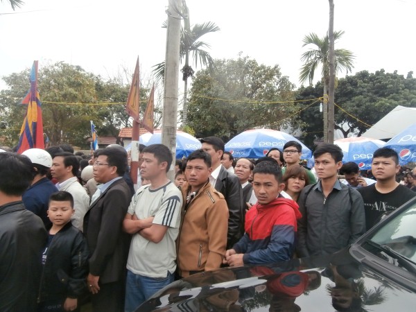 Người dân xếp hàng ngay ngắn tham dự lễ truy điệu ông Nguyễn Bá Thanh.