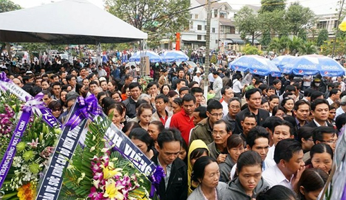 Rất đông cán bộ và người dân đến dự lễ truy điệu của ông Nguyễn Bá Thanh.