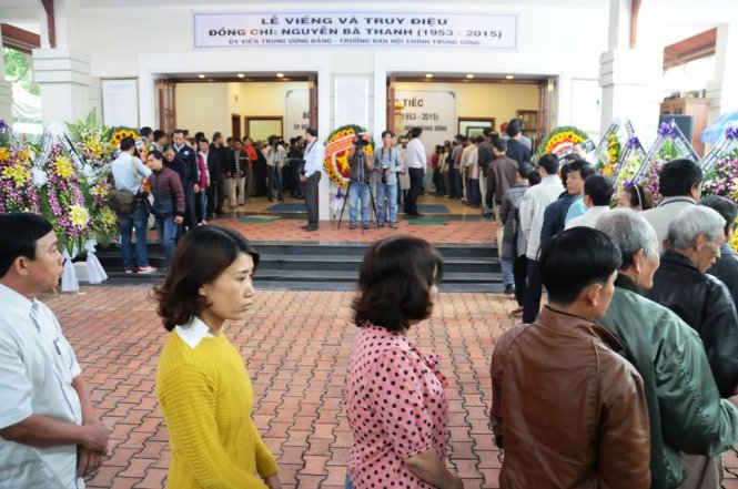 Người dân đổ về tham dự lễ truy điệu ông Nguyễn Bá Thanh.