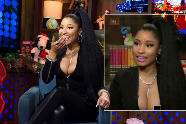 Nicki Minaj hớn hở trả lời phỏng vấn mà không hề hay biết đã lộ nhũ hoa trong chương trình phát sóng trực tiếp 'Watch What Happens Live'.