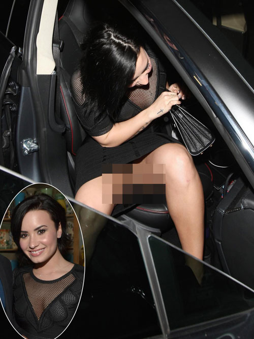 Ca sĩ Demi Lovato hớ hênh ra khỏi xe hơi trong khi cùng bạn trai đi dự tiệc của Nick Jonas hôm 20/1.