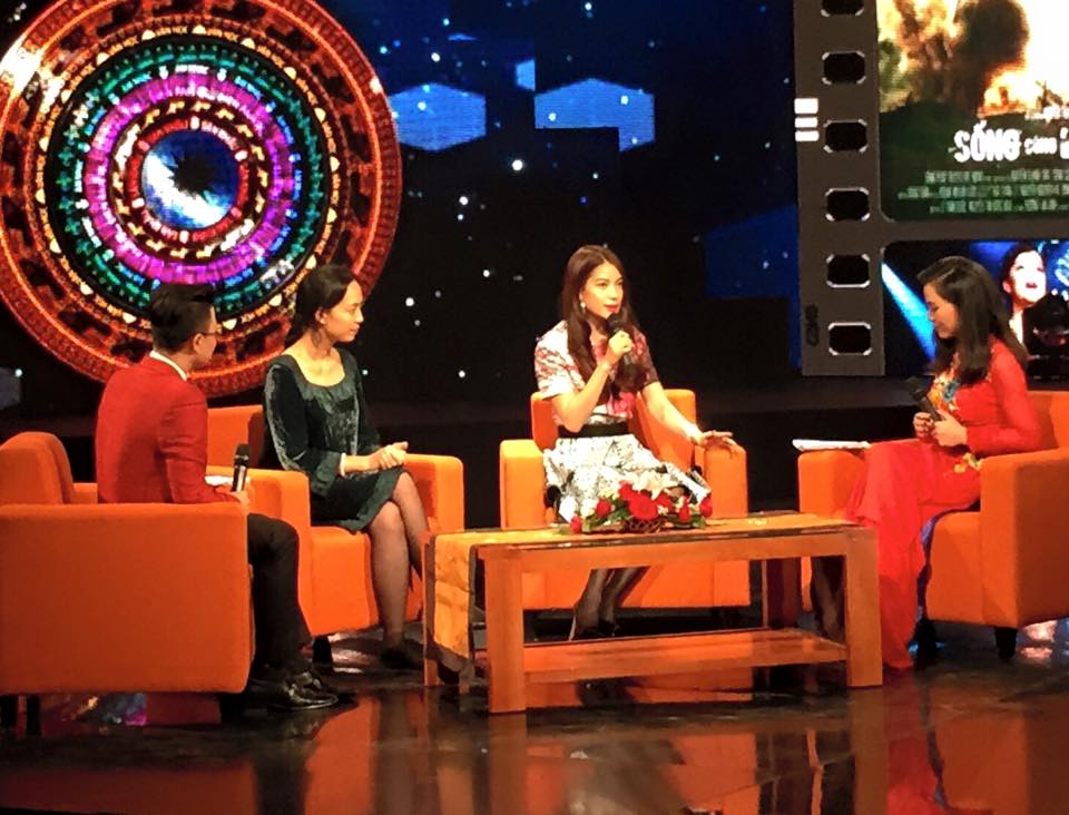 Trương Ngọc Ánh khoe ảnh cô tham dự một chương trình talk show về nghệ thuật.