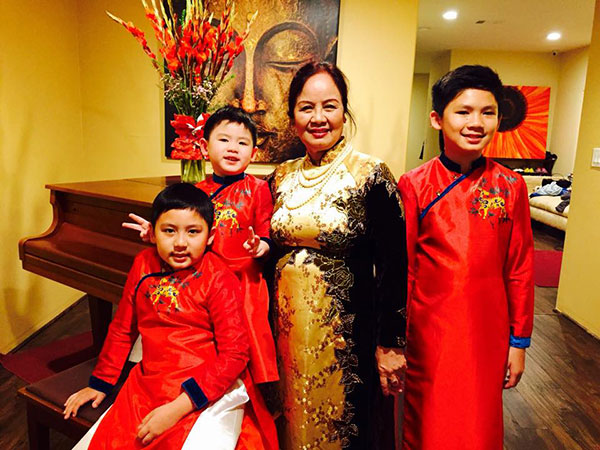 Ca sĩ Bằng Kiều chia sẻ hình ảnh ba con trai mặc áo dài chững chạc, quây quần bên bà nội ngày Tết.
