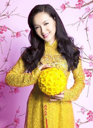 Ca sĩ Phương Linh dịu dàng với áo dài, cô chọn chụp ảnh trong studio.