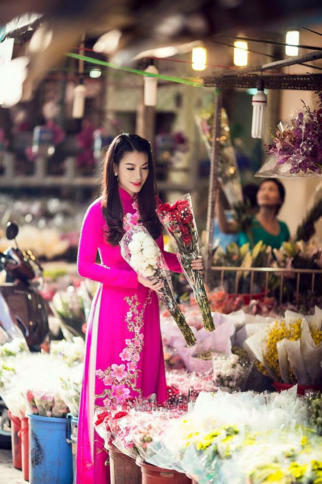 Trương Ngọc Ánh cũng có bộ ảnh áo dài đầy không khí của mùa xuân. Nữ diễn viên 'Hương Ga', như thiếu nữ Hà Nội xưa dịu dàng khi khoác lên mình áo dài màu tím.