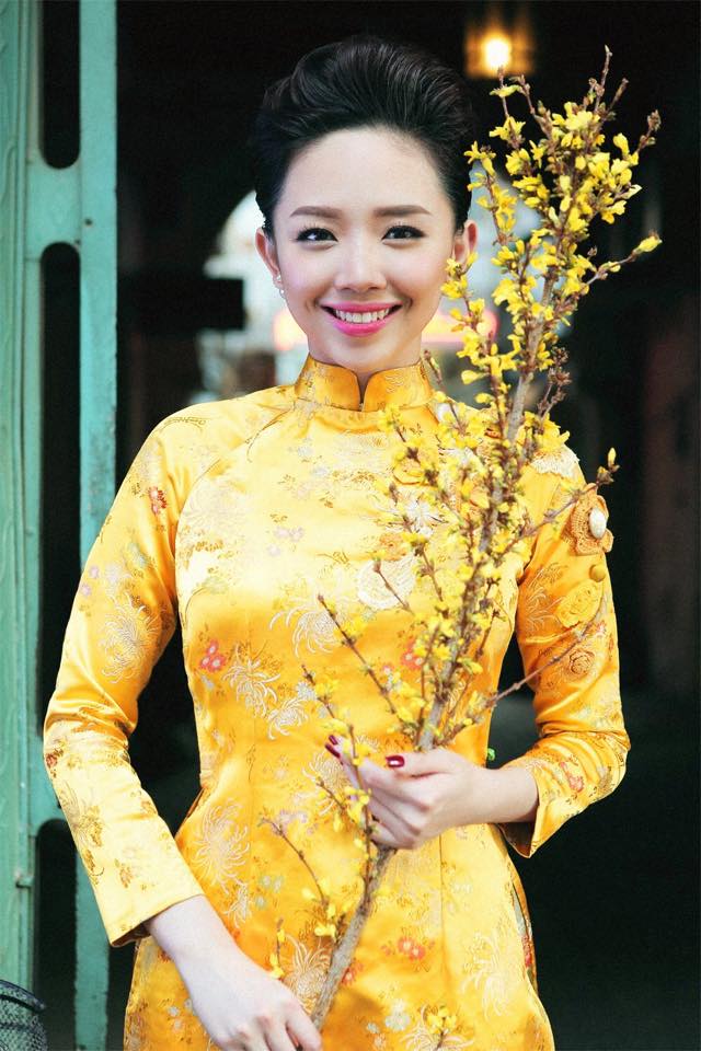 Tóc Tiên trước khi về Mỹ ăn Tết cũng kịp thực hiện bộ ảnh áo dài trên đường phố TP.HCM ngập mai vàng ngày cuối năm.