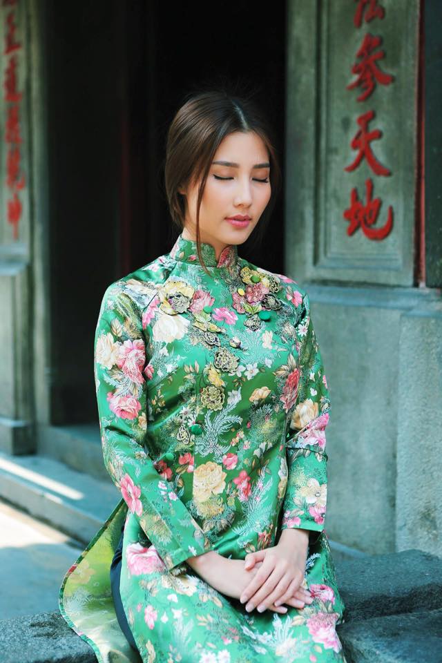 Chiếc áo may với phom dáng rộng theo kiểu trang phục phụ nữ Sài Gòn xưa.