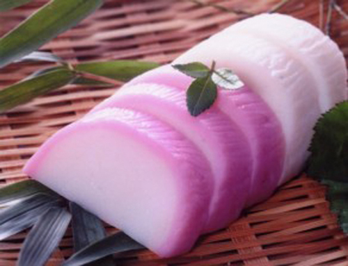 Kamaboko: Món chả cá Nhật có màu hồng và trắng. Đây cũng là hai màu được sử dụng trong hầu hết những sự kiện chúc tụng ở Nhật Bản, thể hiện cho ý niệm xua đuổi tà ma, đem đến niềm vui và sự hân hoan.