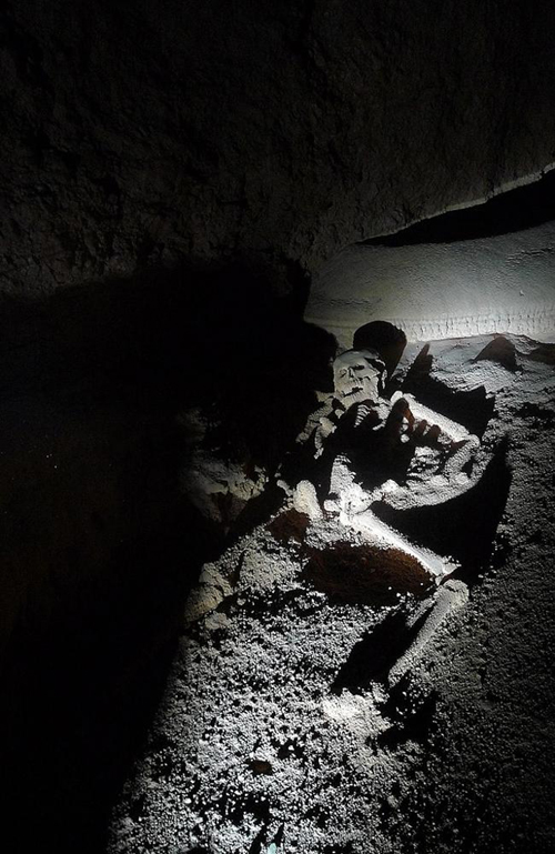 Ở cuối hang, có ít nhất 14 bộ xương người - những nạn nhân được người Maya hiến tế cho thần linh của họ. Từ em bé mới 1 tuổi tới người khoảng 45 tuổi, họ đều bị giết bởi những vết thương ở đầu, một số có hộp sọ vỡ nát.