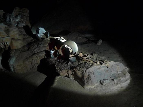 Trong hang, người ta còn phát hiện thấy nhiều đồ gốm và các dụng cụ hiến tế. Trong hai thập kỷ qua, các nhà khảo cổ học đã khai quật được 1.400 mảnh vỡ có niên đại từ năm 250 đến năm 909 sau Công nguyên.