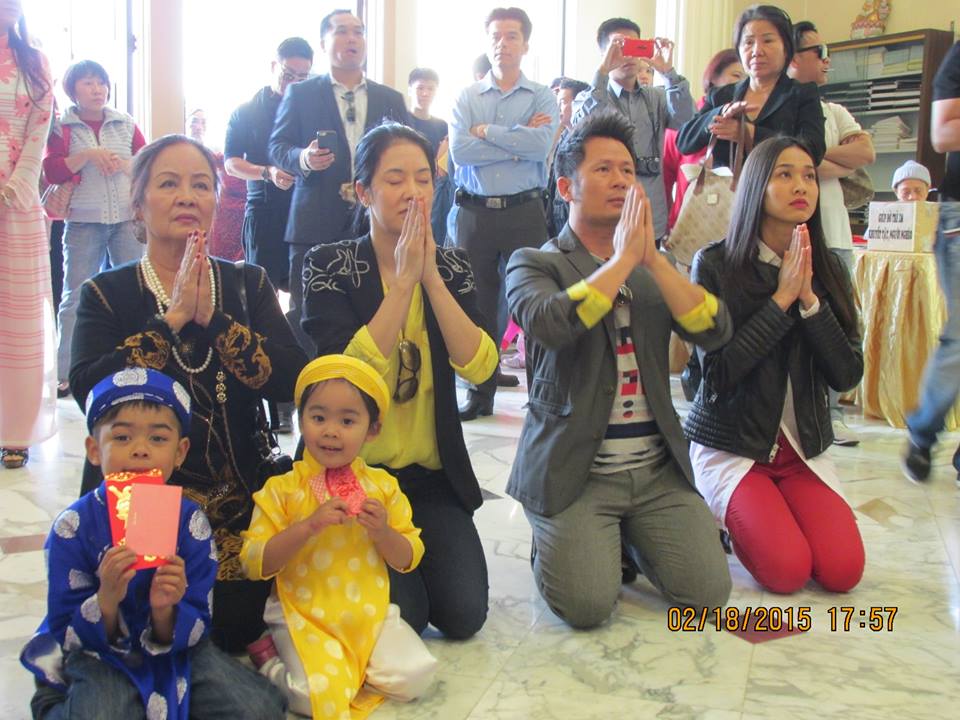Cả gia đình Bằng Kiều và gia đình Thu Phương đi lễ chùa đầu năm.