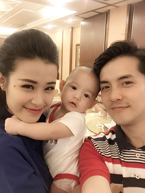 Cặp đôi Đông Nhi - Ông Cao Thắng hào hứng selfie với cháu trai đáng yêu của nam ca sĩ.
