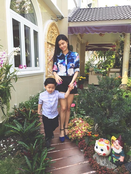 Ca sĩ Trương Quỳnh Anh cùng con trai Sushi diện áo xanh và quần đen ton-sur-ton xuống phố đón không khí xuân sang.