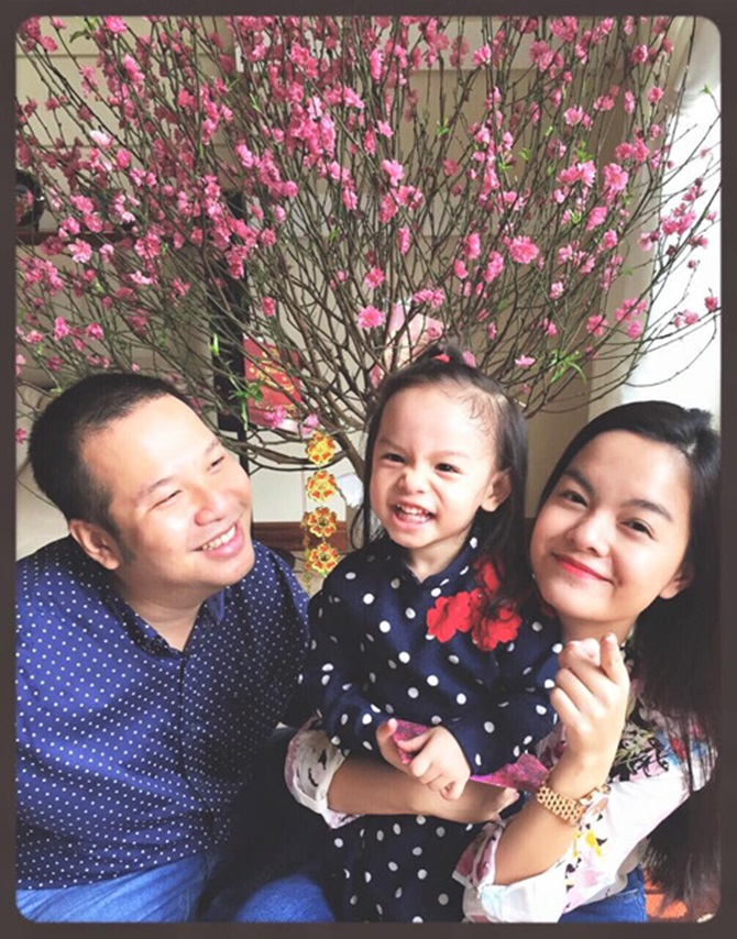 Vợ chồng Phạm Quỳnh Anh - đạo diễn Nguyễn Quang Huy cùng con gái Tuệ Lâm đi chúc Tết ông bà.