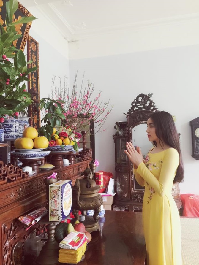 Hoa hậu Kỳ Duyên cầu nguyện năm mới trước bàn thờ tổ tiên tại quê nhà ở Nam Định.