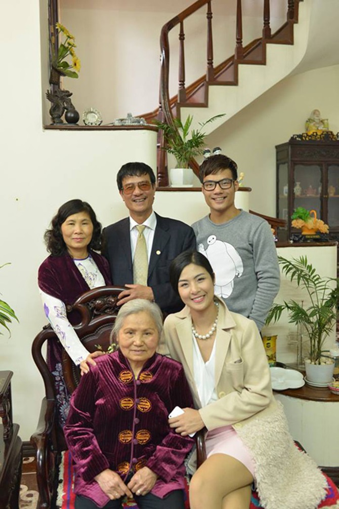 Hoa hậu Ngọc Hân cùng bố mẹ, em trai đi chùa cầu bình an, rồi sau đó chúc Tết ở nhà bà ngoại.