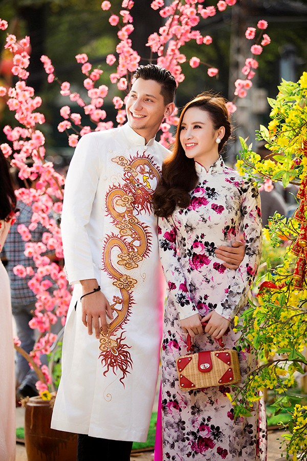 Bạn nhảy của Angela Phương Trinh tại Bước nhảy hoàn vũ 2015 - Kris thích thú khi được khoác lên người chiếc áo dài truyền thống họa tiết rồng.