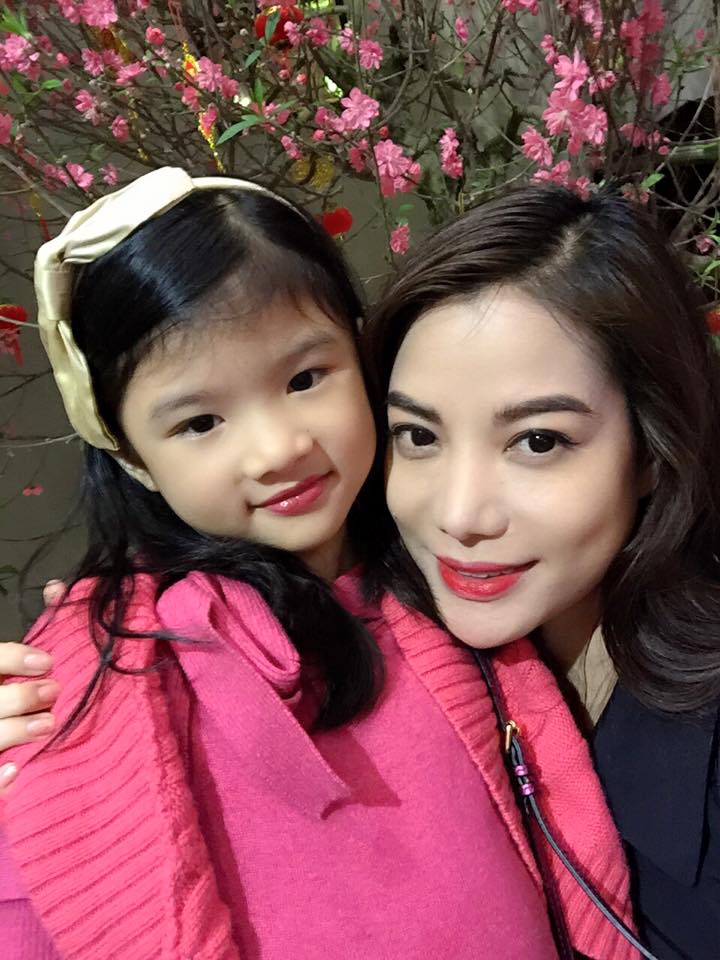 Không ở Sài Gòn đón Tết, Trương Ngọc Ánh đưa con gái Bảo Tiên ra hưởng không khí đón năm Ất Mùi cùng gia đình nhà ngoại tại Hà Nội.