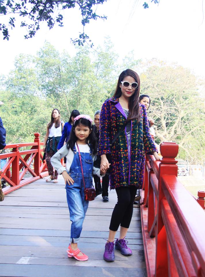 Bảo Tiên mặc quần bò yếm, hớn hở cùng mẹ đi dạo Hồ Gươm.