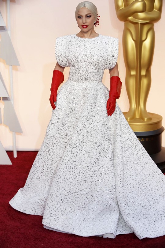 Lady Gaga sẽ có màn trình diễn đặc biệt trên sân khấu Oscar 2015. Cô xuất hiện trên thảm đỏ trong bộ váy của Azzedine Alaia và gửi lời chào tới vị hôn phu Taylor Kinney đang theo dõi qua sóng truyền hình.