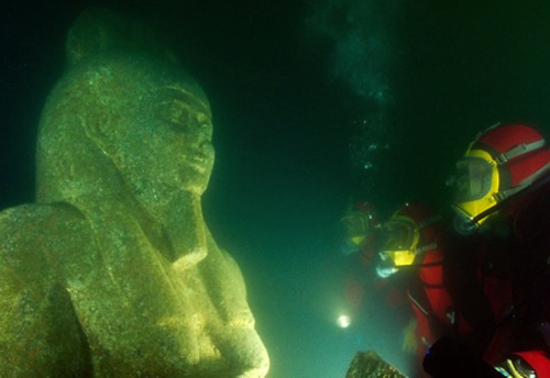 Cho tới năm 200, một nhà khảo cổ người Pháp đã phát hiện ra nó ở ngoài khơi bở biển của Ai Cập. Tàn tích của Heracleion gồm những bức tượng cao gần 5 m, quách nhỏ chứa xác động vật và một ngôi chùa lớn.